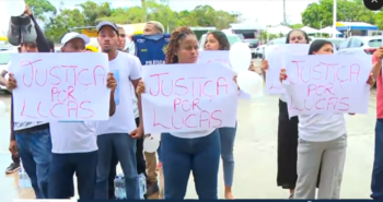 Amigos e familiares de jovem morto durante operação policial em Salvador (BA) realizam protesto na Secretaria de Segurança Pública do Estado