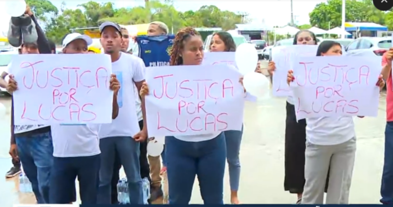 Amigos e familiares de jovem morto durante operação policial em Salvador (BA) realizam protesto na Secretaria de Segurança Pública do Estado