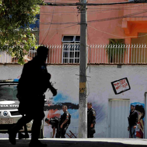 91% dos moradores de favelas do Rio dizem que polícia comete ilegalidades em operações, aponta pesquisa