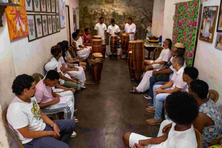 Projeto Mãos no Tambor realiza workshop gratuito sobre ritmos e toques do Candomblé em Salvador (BA)