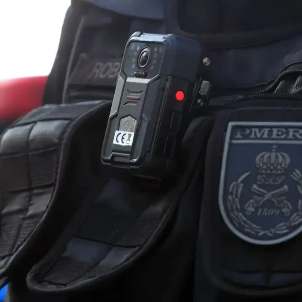 PMs são flagrados por câmeras corporais combinando versões após morte de jovem negro no RJ