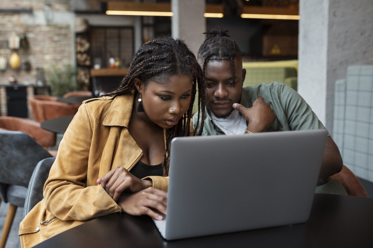 Plataforma reúne iniciativas de educação antirracista de diversos países
