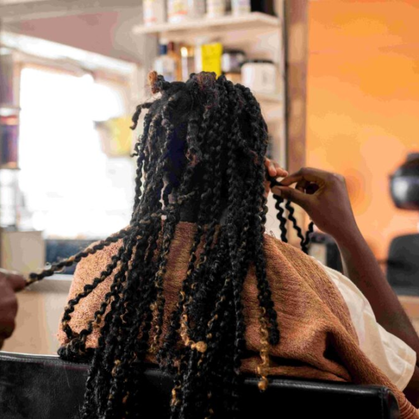 Projeto realiza mapeamento nacional de trabalho de trancistas e trançadeiras negras no Brasil