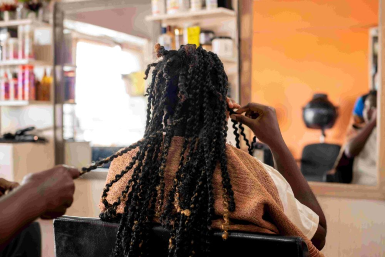 Projeto realiza mapeamento nacional de trabalho de trancistas e trançadeiras negras no Brasil
