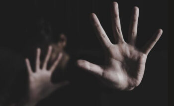 Mesmo com redução dos homicídios, pessoas negras e população LGBTQIAPN+ seguem entre as principais vítimas da violência