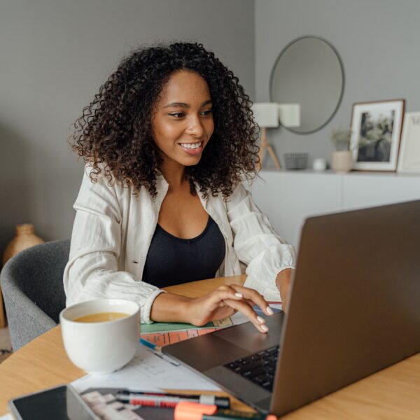 Conecta Pretalab debate educação financeira para mulheres negras, com inscrições abertas até o próximo domingo (2)