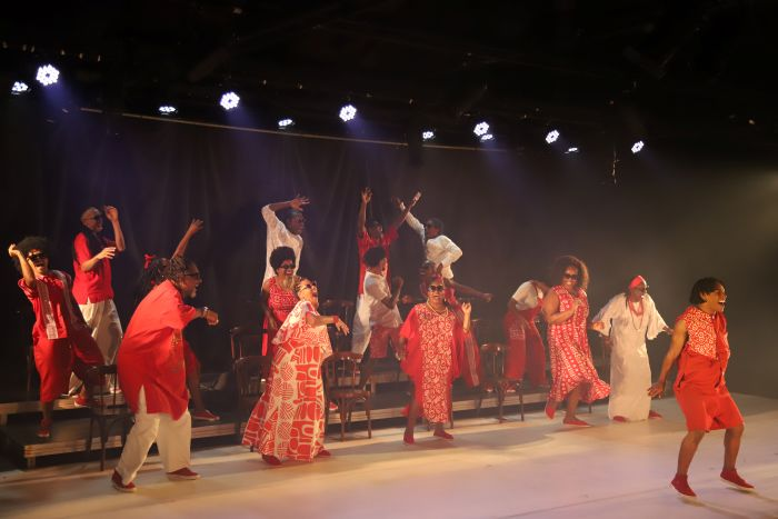 Espetáculo estrelado pelo Bando de Teatro Olodum tem temporada gratuita no Subúrbio de Salvador (BA)