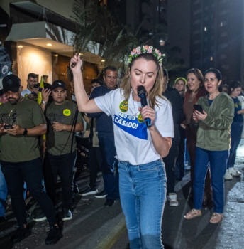 Júlia Zanatta comemora reeleição como deputada federal com chicote pelas ruas de Santa Catarina