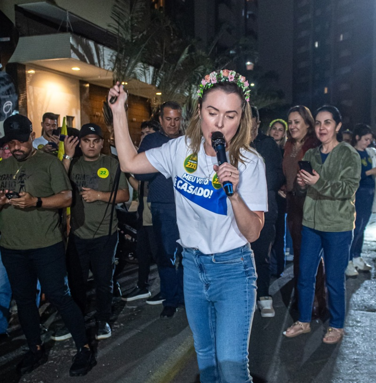 Júlia Zanatta comemora reeleição como deputada federal com chicote pelas ruas de Santa Catarina